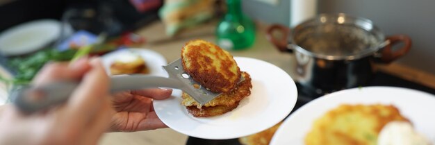 Chef bereidt gebakken aardappelpannenkoekjes in koekenpan close-up aardappelrecepten concept