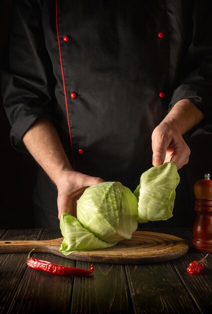 Шеф-повар или повар делают салат из свежей капусты