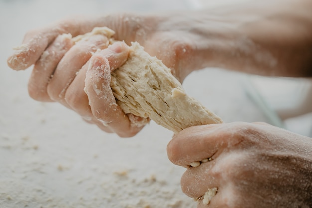 写真 伝統的な生地を作るシェフの料理