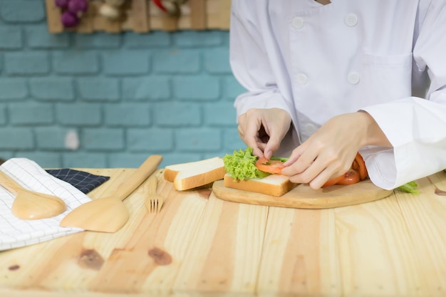 写真 キッチンで朝食を調理するシェフ