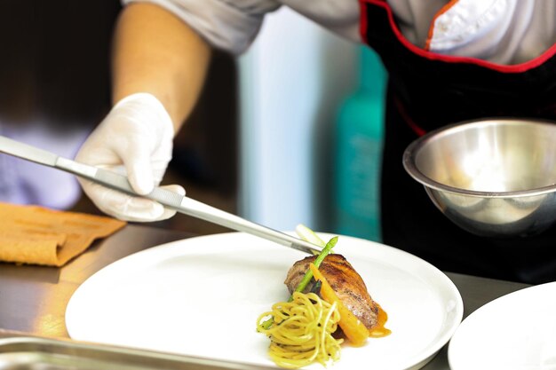 Foto cuoco cuoco che prepara il cibo cuoco che decora il piatto in cucina