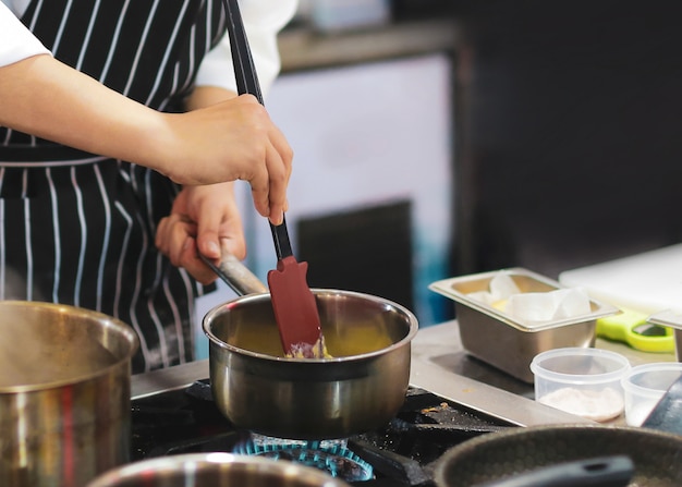 Chef di cucina, chef prepara il cibo, chef piatto di decorazione in cucina