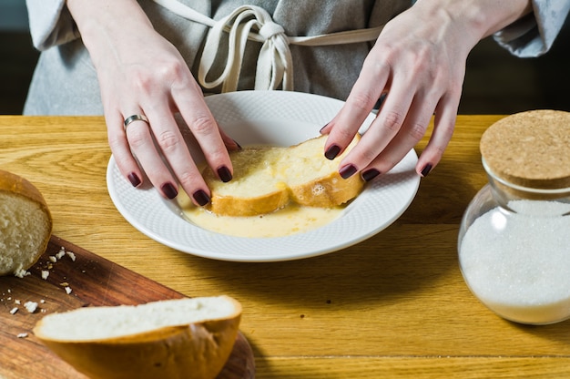 Foto lo chef che cucina toast alla francese.