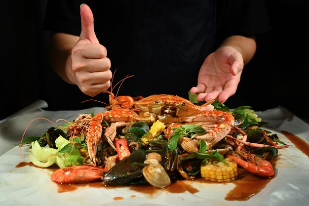 Photo chef cooking mixed seafood on paper plate