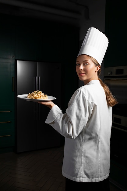 Foto chef che cucina al lavoro in cucina