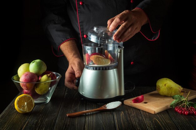 Foto lo chef cucina una bevanda alla frutta con mele e pere fresche in un frullatore elettrico idea di menu o ricetta per hotel o ristorante