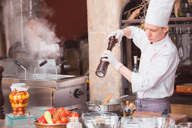 Lo chef cucina gli spaghetti in un ristorante premium.