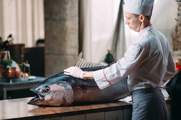 Lo chef ha tagliato un grosso tonno nel ristorante.