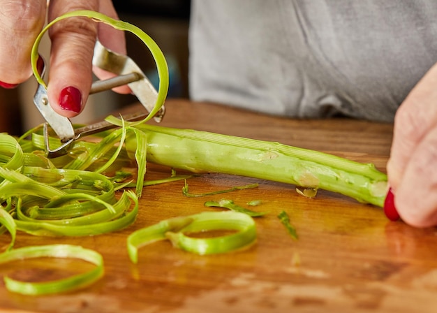 Lo chef taglia gli asparagi a fettine sottili per preparare il piatto