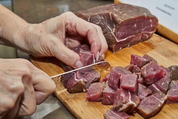 シェフは牛肉を立方体にカットして調理します