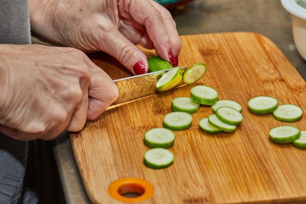 Lo chef taglia le zucchine ad anelli per preparare il piatto