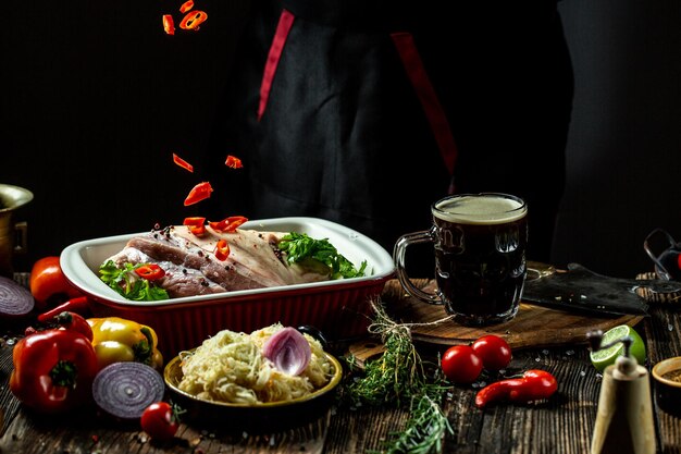 Руки шеф-повара готовят свиную рульку Октоберфест традиционная немецкая кухня баннер ресторанное меню рецепт место для текста