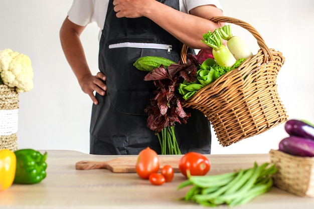 Руки шеф-повара готовят овощи на кухонном столе и готовы к приготовлению
