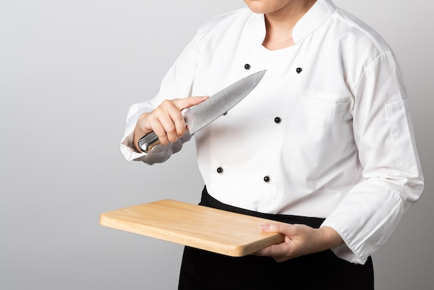 Foto chef tenendo il coltello in uno sfondo bianco isolato