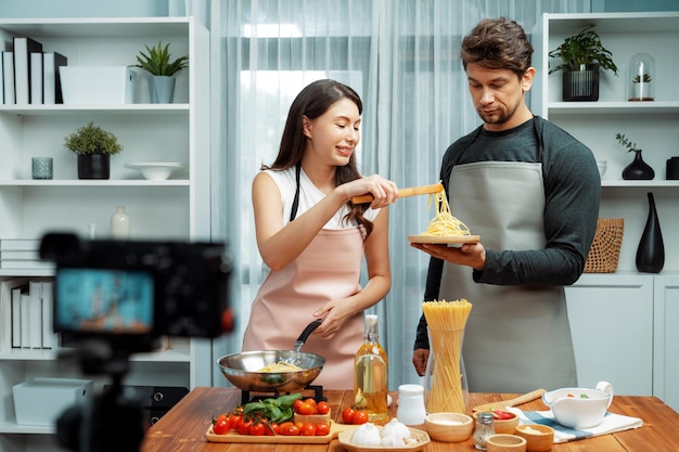 요리사 영향력 있는 요리사 들 은 특별 한 스파게티 를 <unk> 을 사용 하여 김 판 에 조리 한다