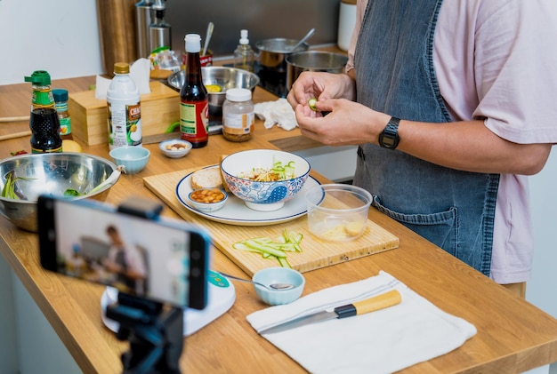 Photo the chef is broadcasting live from workshop how to prepare a vegetarian food