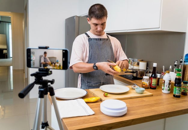 Шеф-повар транслирует в прямом эфире с мастерской, как готовить вегетарианскую еду.