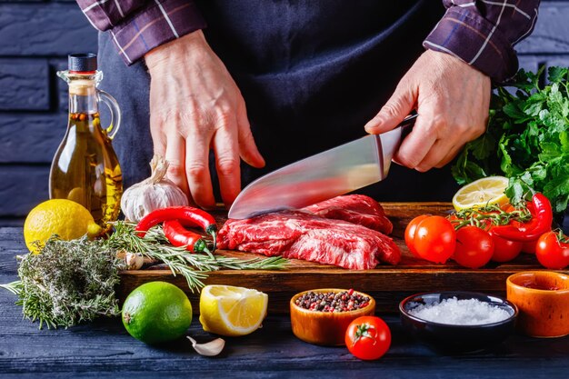 Lo chef sta tagliando una bistecca di manzo