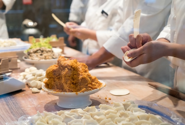 シェフが餃子を作っている