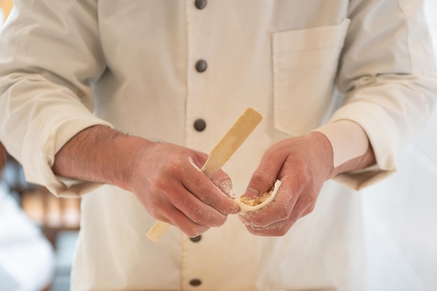 シェフが餃子を作っています