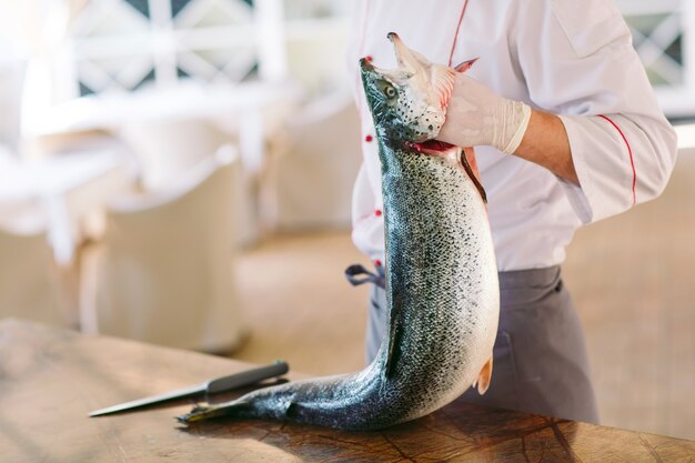 Lo chef mantiene il salmone.