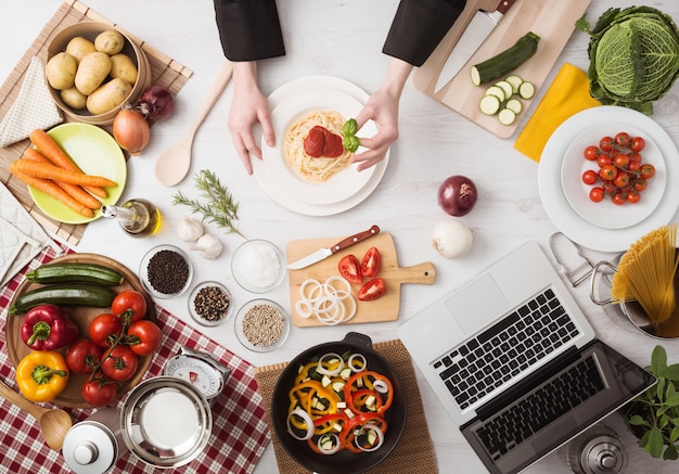 Foto chef-kok aan het werk die deegwaren koken