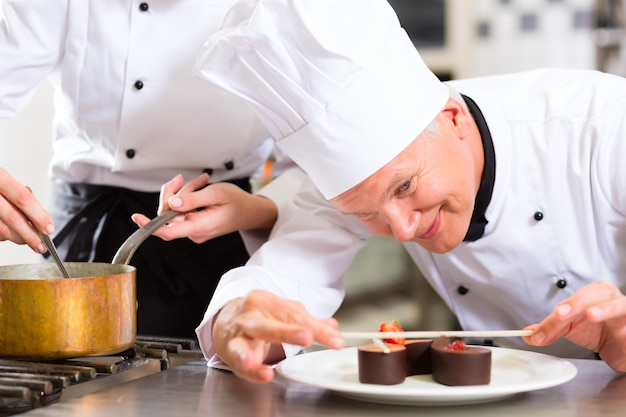 Chef-kok als Patissier-het koken in Restaurantdessert