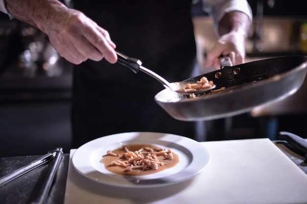 Chef-kok bereiden van voedsel, maaltijd, in de keuken, chef-kok koken, Chef-kok versieren schotel,