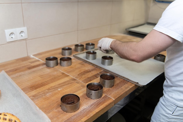 Chef-kok bereidt chocoladezoet dessert