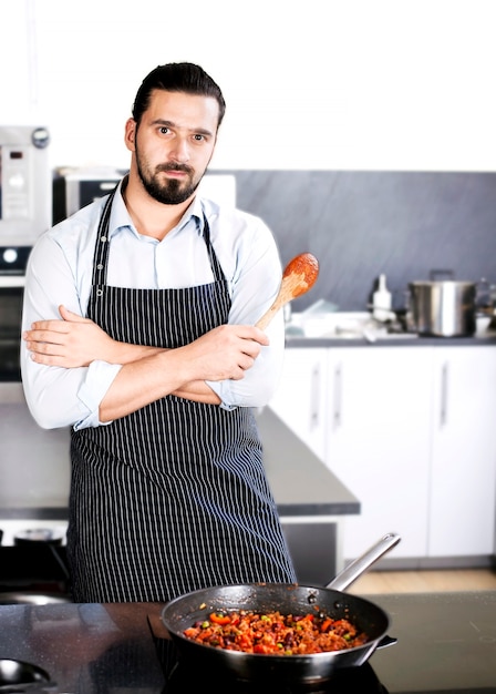 Chef-kok bereidt gerechten in een koekenpan