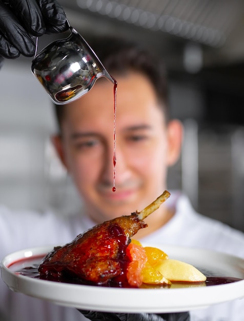 Foto chef-kok bereidt ludo in een restaurant voor gasten