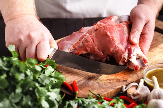 Chef-kok Butcher snijden lamsvlees met mes