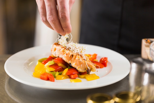 Foto chef-kok die een schotel van gezond voedsel voorbereidt