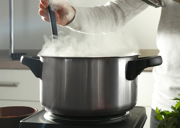Chef-kok die een smakelijk gerecht in de keuken kookt