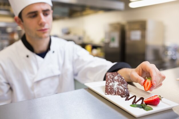 Chef-kok die het dessert versieren