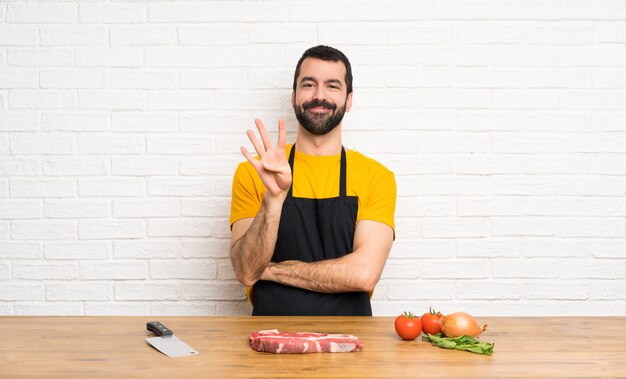 Chef-kok die in een gelukkige keuken en vier tellen met vingers