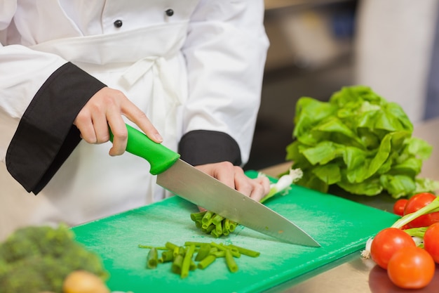 Chef-kok die lente-ui in de keuken voorbereidt