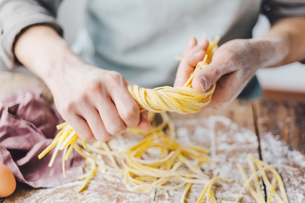 Chef-kok die verse Italiaanse deegwaren maakt