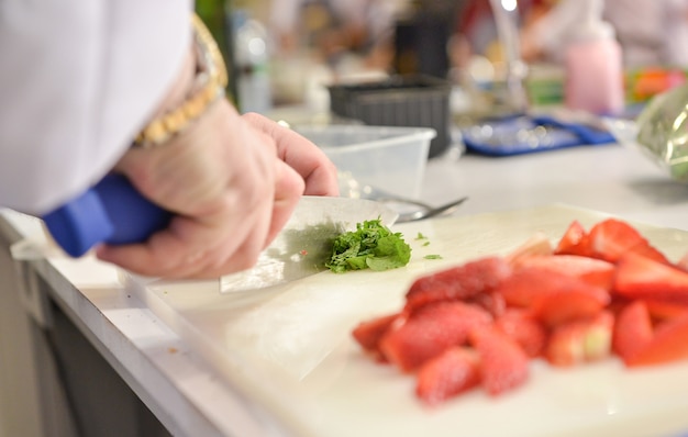 Chef-kok die voedsel, maaltijd, in de keuken, chef-kok koken die, close-up, chef-kok op het werk bereidt