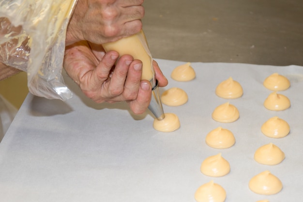 Chef-kok die zelfgemaakte bakkerijnaam maakt, is choux-room