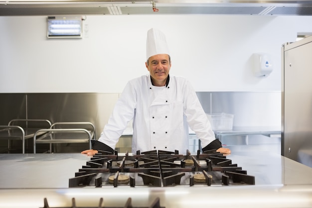 Chef-kok die zich bij de grill bevindt