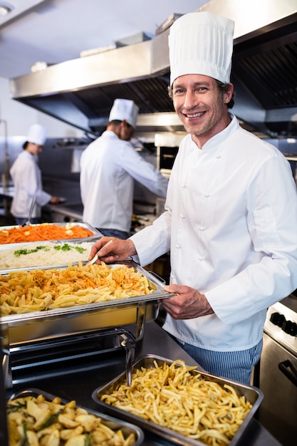 Chef-kok die zich bij dienende deegwaren bevindt