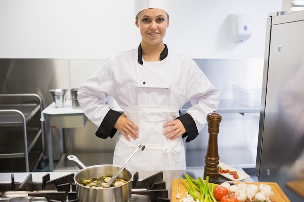 Chef-kok die zich bij fornuis bevindt dat soep maakt