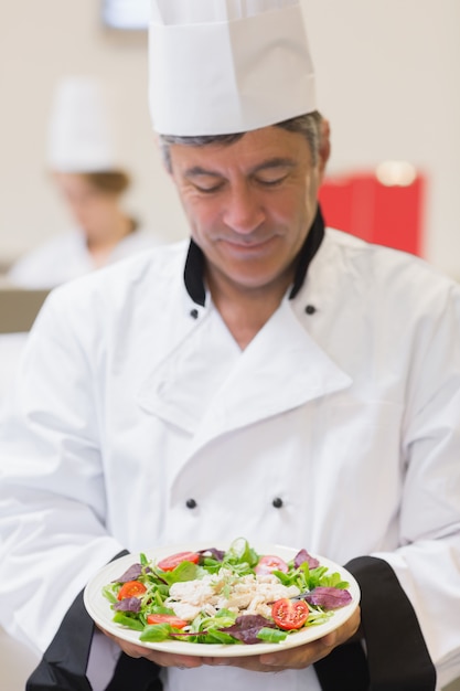 Chef-kok die zijn salade bekijkt