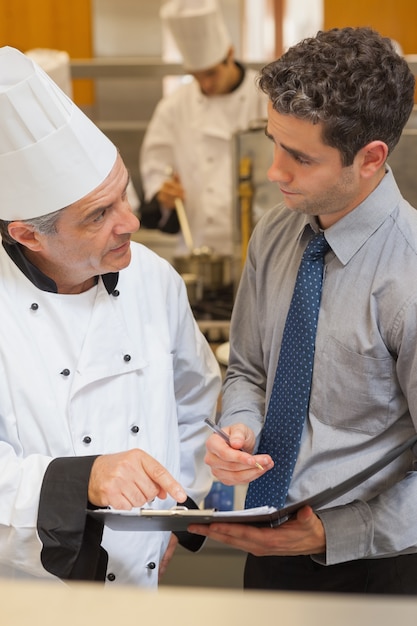 Chef-kok en ober hebben een discussie