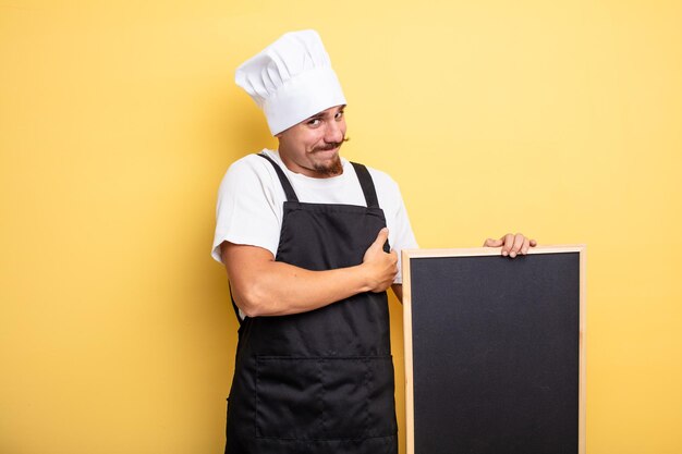 Chef-kok haalt zijn schouders op, voelt zich verward en onzeker