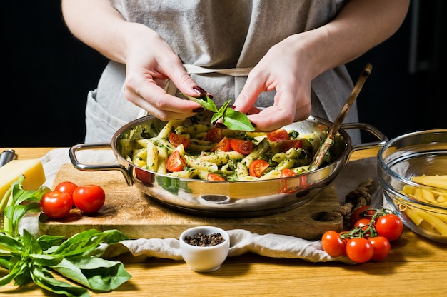 Chef-kok hagelslag Basil verlaat op pasta Penne.