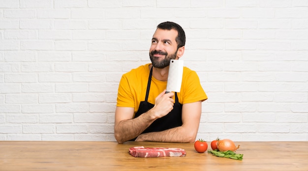 Chef-kok in een keuken denken