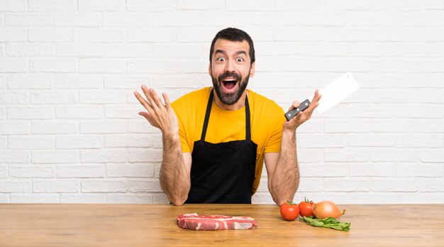 Chef-kok in een keuken die verrassingsgebaar maakt