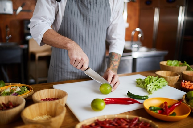 Chef-kok koken aziatische schotel